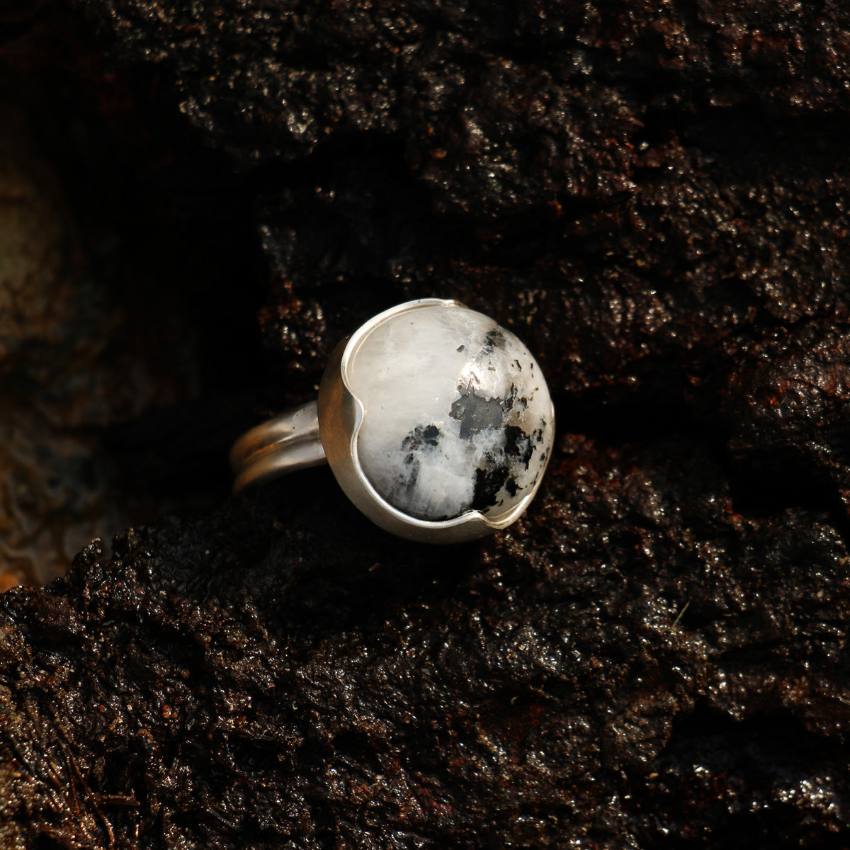 Kama Ring (Moonstone)